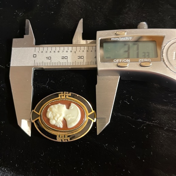 Stunning Antique Gold finish enameled Resin Cameo Art deco design brooch LG - Picture 7 of 7